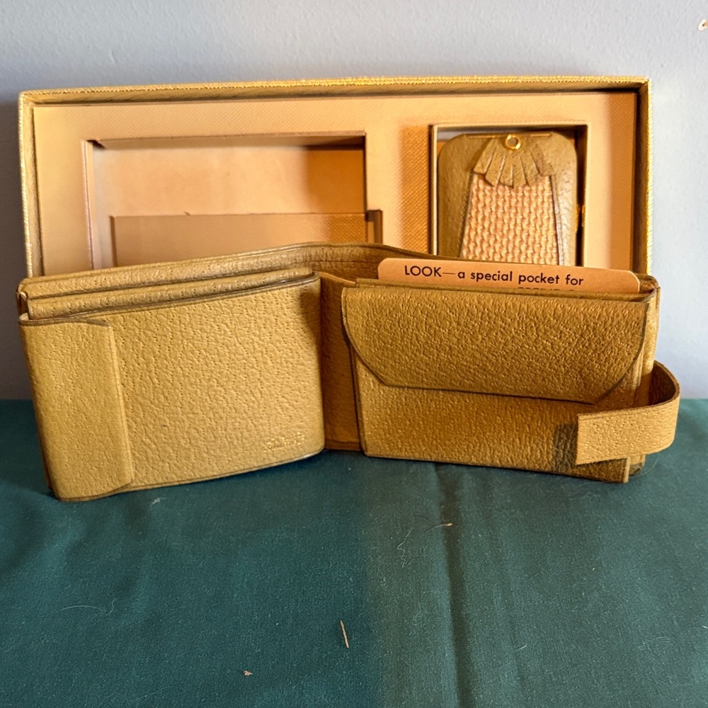 Lady Buxton Wallet and Key Holder Set - Picture 2 of 5